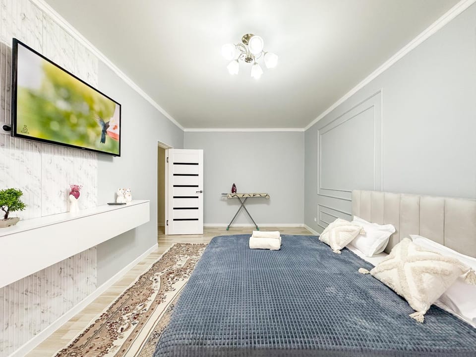 Bed, TV and multimedia, Photo of the whole room, Bedroom, towels