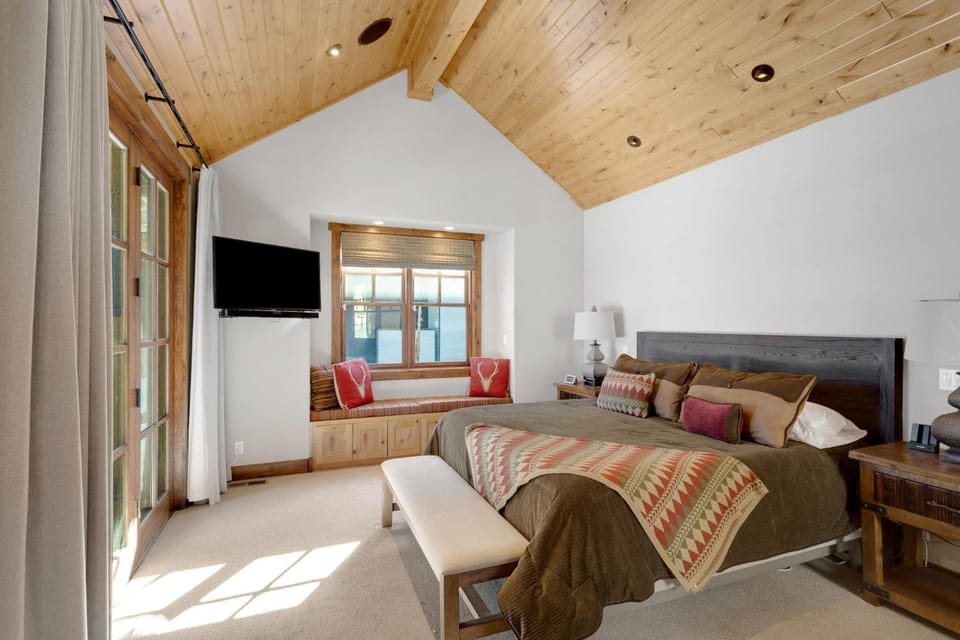 4BR Cabin with Hot Tub – Ultimate Truckee Escape Cabin in Truckee