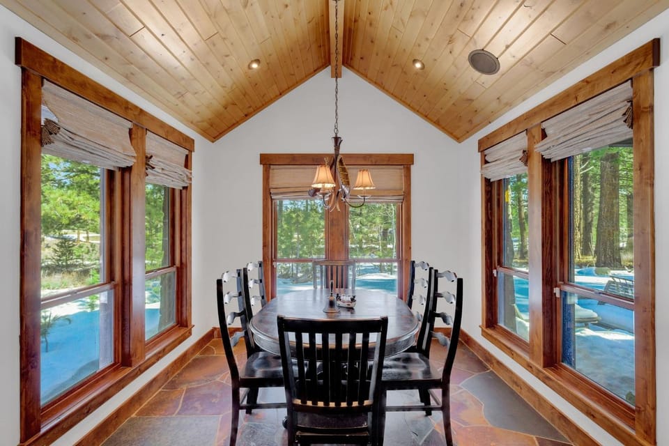 4BR Cabin with Hot Tub – Ultimate Truckee Escape Cabin in Truckee