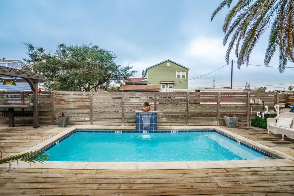 Oleander House - Pet Friendly PRIVATE POOL House in Port Aransas