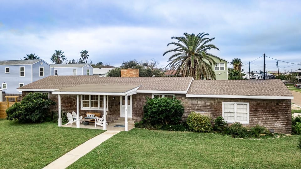Oleander House - Pet Friendly PRIVATE POOL House in Port Aransas