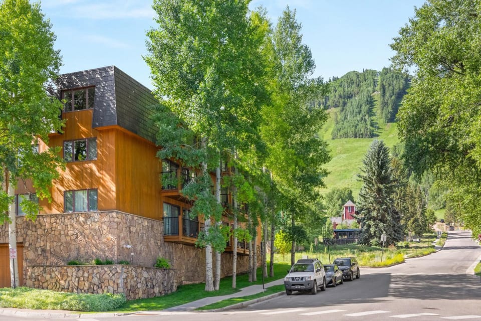 Property building, Spring, Street view, Location