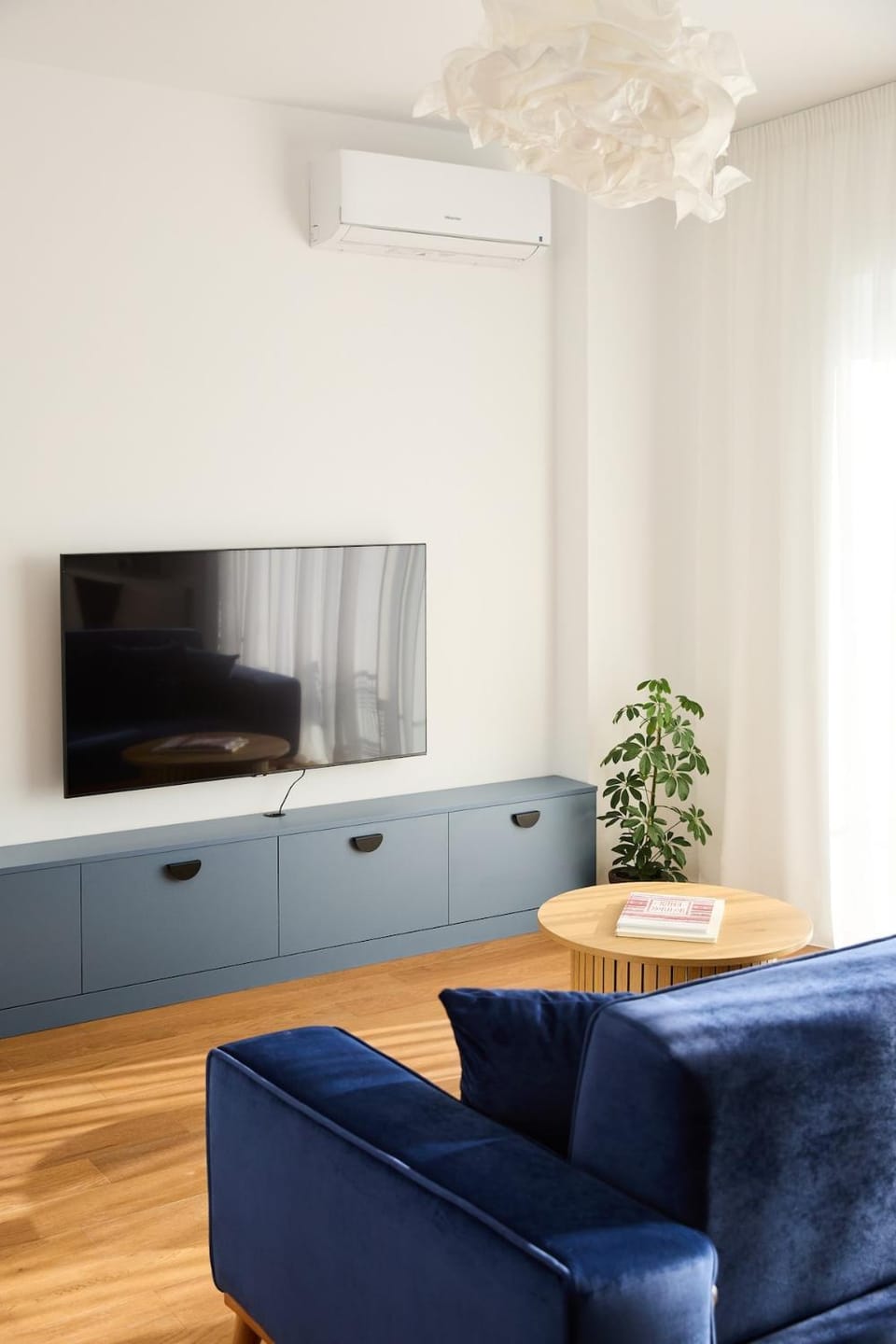 TV and multimedia, Living room, Seating area, air conditioner