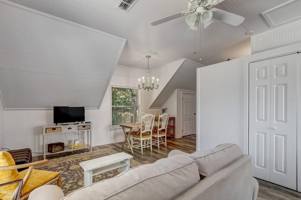 Adorable Dog Friendly Garage Apartment in the Historic District of Old Town Apartment in Fernandina Beach