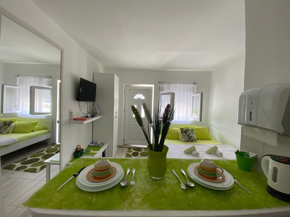 Bed, TV and multimedia, Photo of the whole room, Bedroom, minibar