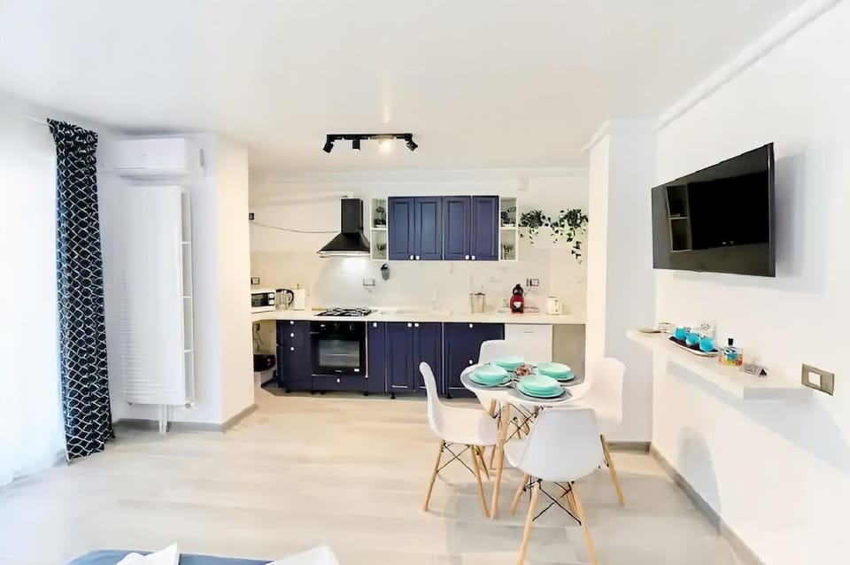 TV and multimedia, Kitchen or kitchenette, Dining area, oven, stove