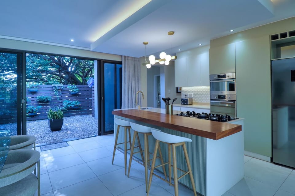 Kitchen or kitchenette, minibar