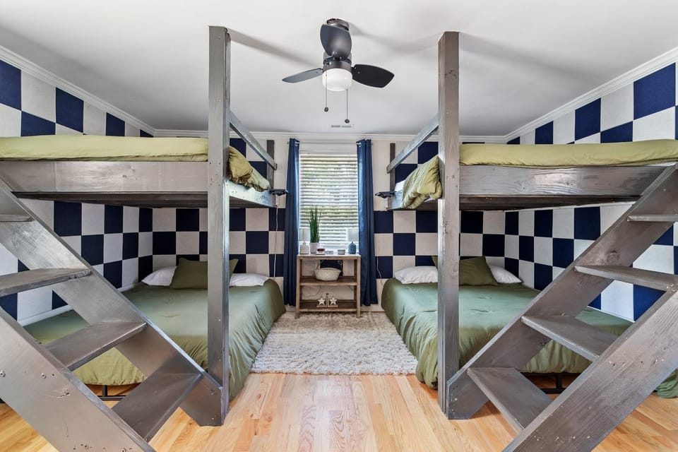 GATHERING HOUSE IN HISTORIC OAKWOOD House in Raleigh