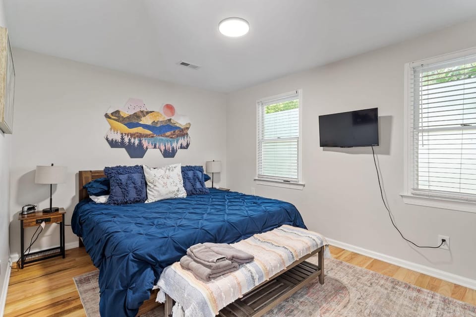 GATHERING HOUSE IN HISTORIC OAKWOOD House in Raleigh