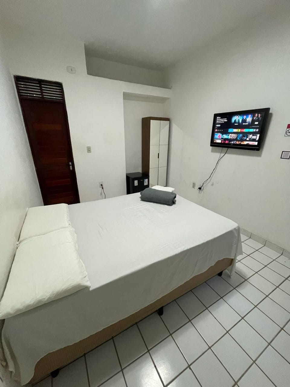 Bed, TV and multimedia, minibar, wardrobe
