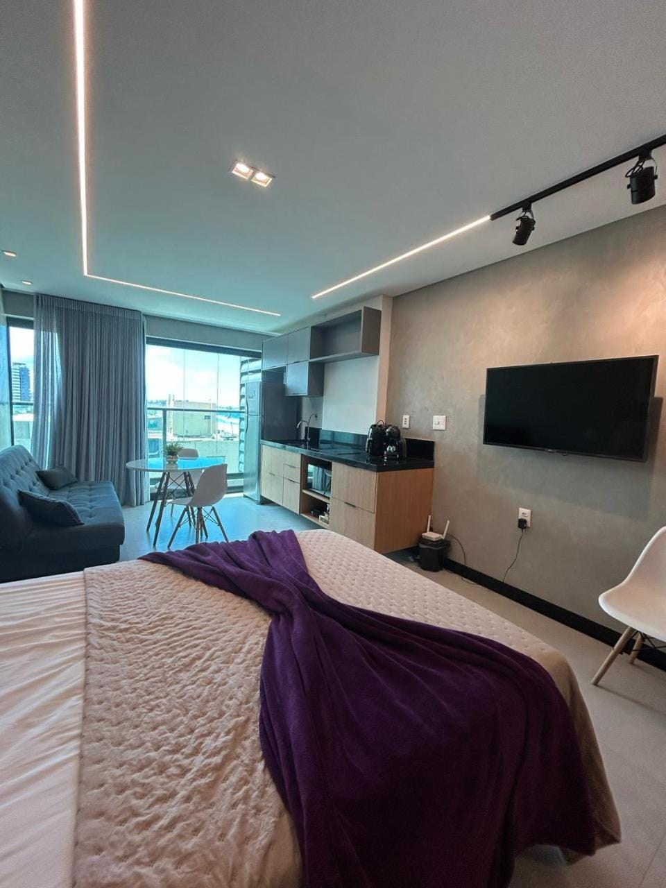 Bed, Living room, Photo of the whole room, Seating area