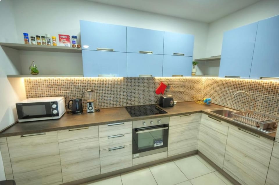 Coffee/tea facilities, Kitchen or kitchenette, dishwasher, oven, toaster