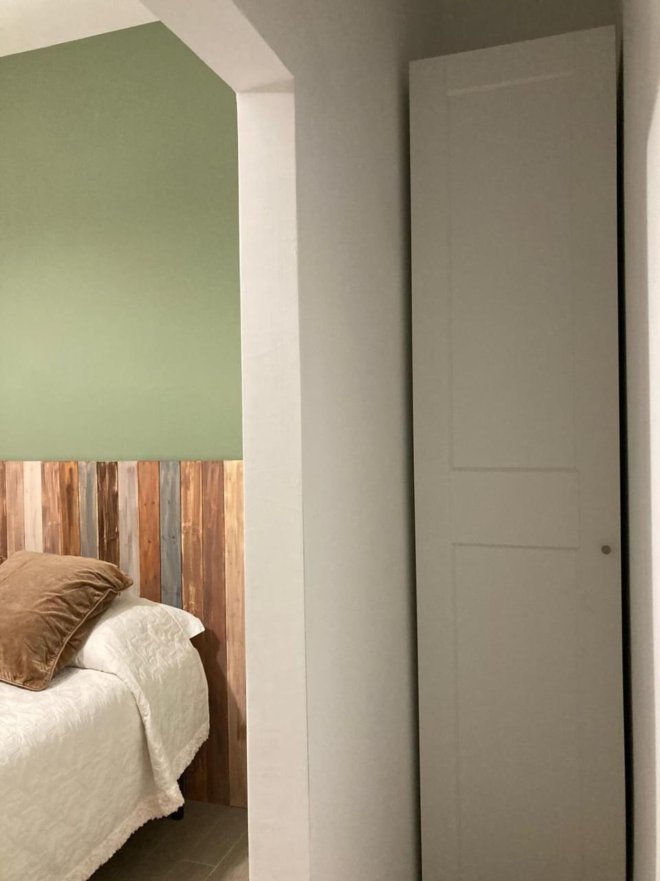 Photo of the whole room, Bedroom, wardrobe