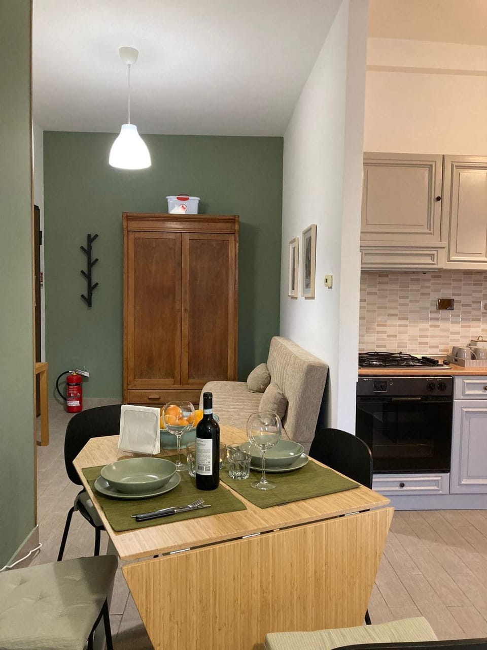 Kitchen or kitchenette, Living room, Seating area, Dining area, minibar, oven, pet friendly, stove