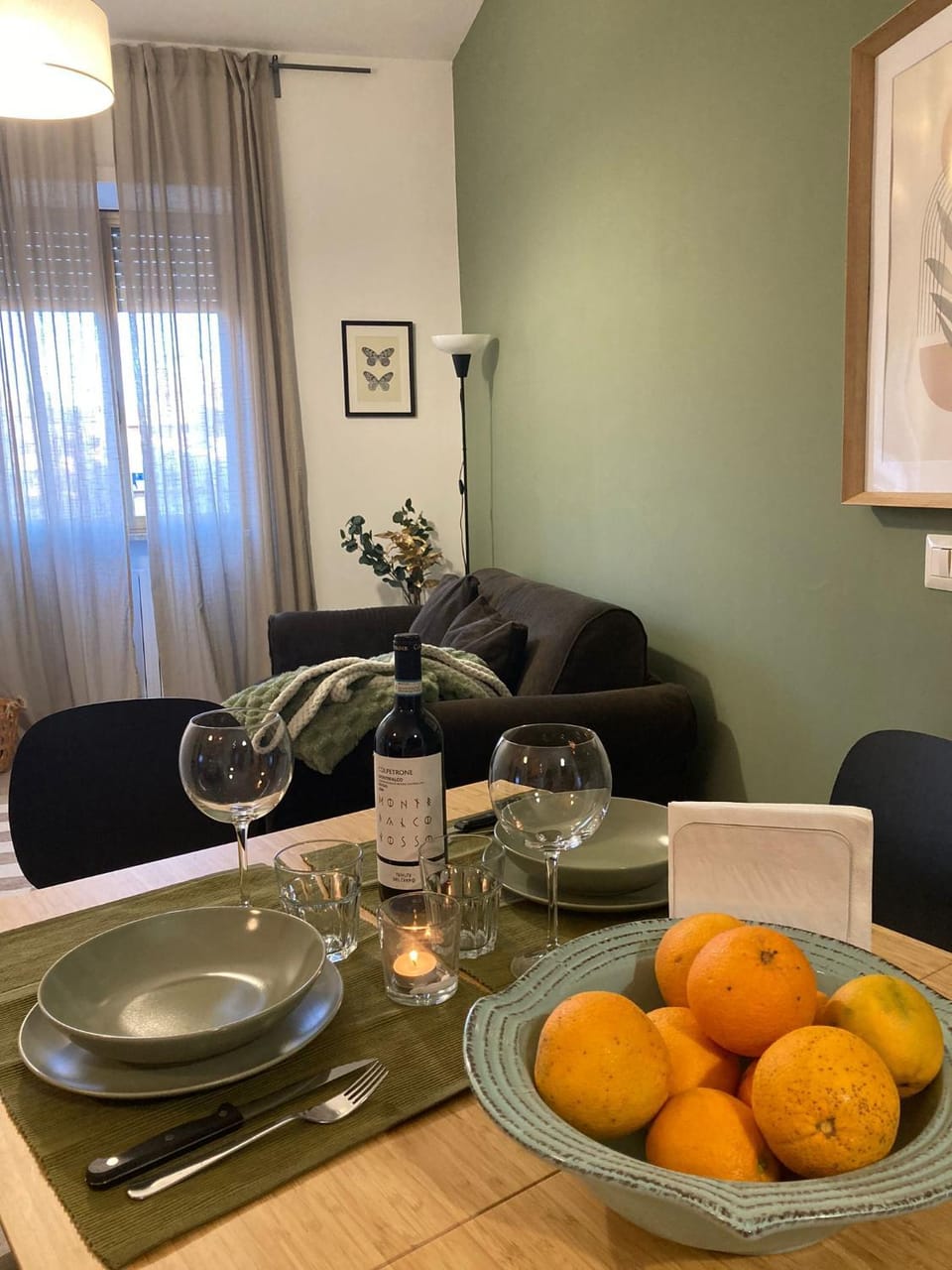Living room, Food and drinks, Seating area, Dining area, Food