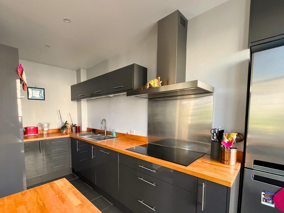 Kitchen or kitchenette, dishwasher, minibar, oven, stove