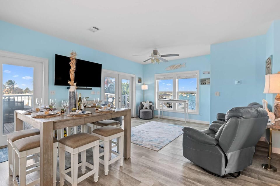 Communal lounge/ TV room, TV and multimedia, Living room, Seating area, Dining area, Evening entertainment