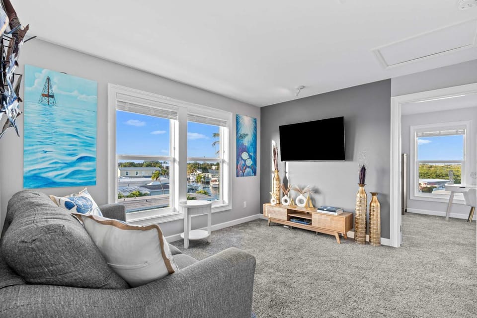 Communal lounge/ TV room, TV and multimedia, Living room, Seating area, Evening entertainment, Sea view