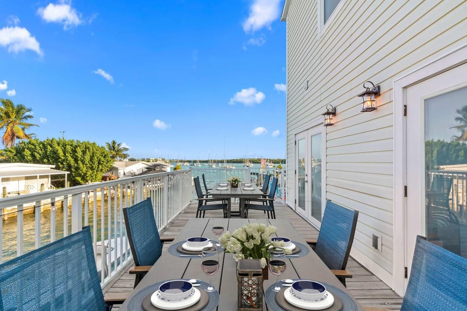 Property building, Patio, Day, Natural landscape, View (from property/room), Balcony/Terrace, Seating area, Sea view