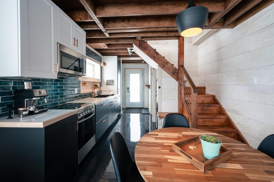 Kitchen or kitchenette, Dining area, stove