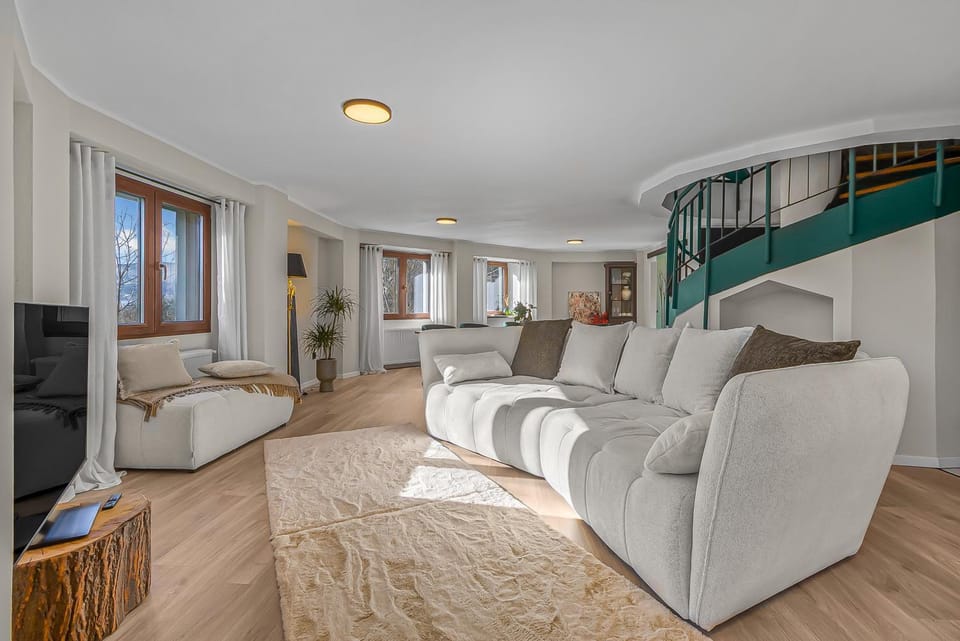 Communal lounge/ TV room, TV and multimedia, Living room, Seating area, Evening entertainment