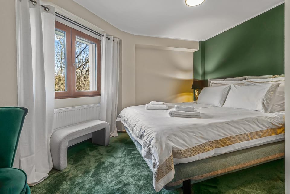 Bed, Photo of the whole room, Bedroom, towels