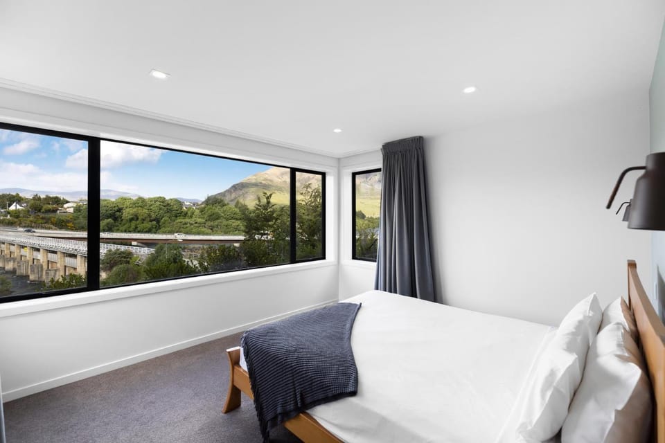 Bed, Natural landscape, TV and multimedia, View (from property/room)