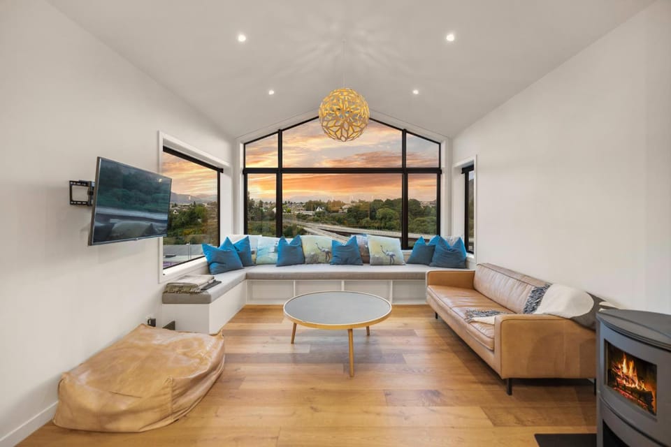 Natural landscape, TV and multimedia, Living room, Seating area