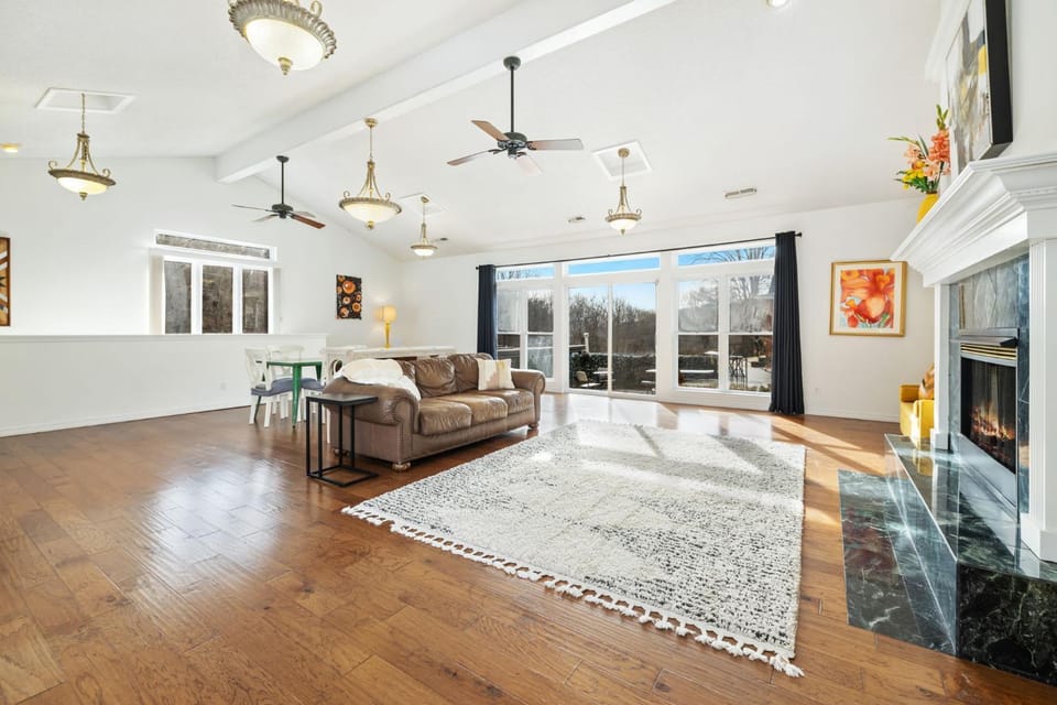 Adventure Awaits- Indoor pool & Pickle ball Court House in Bella Vista