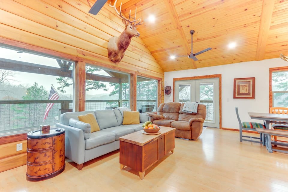 Cabin on Beaver Lake w/ Views & Furnished Deck! Cabin in Arkansas