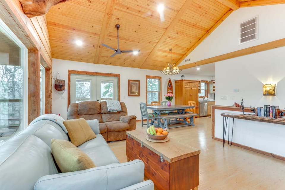 Cabin on Beaver Lake w/ Views & Furnished Deck! Cabin in Arkansas