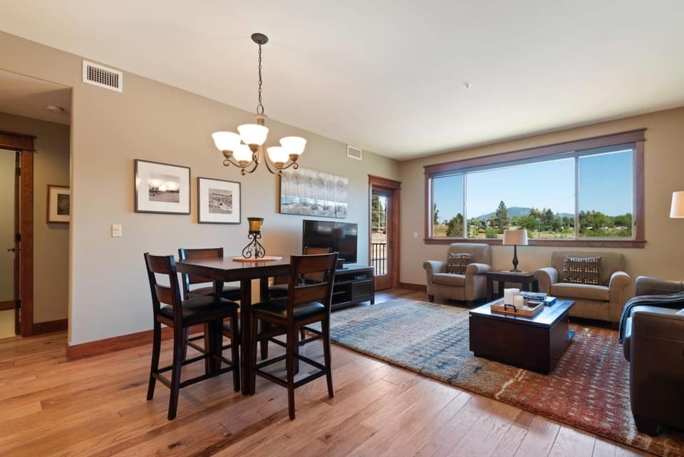 Stylish 2BR2BA Riverstone Condo Sleeps 6 Apartment in Coeur dAlene