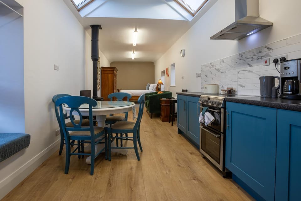 Coffee/tea facilities, Kitchen or kitchenette, Living room, Seating area, Dining area, oven, stove