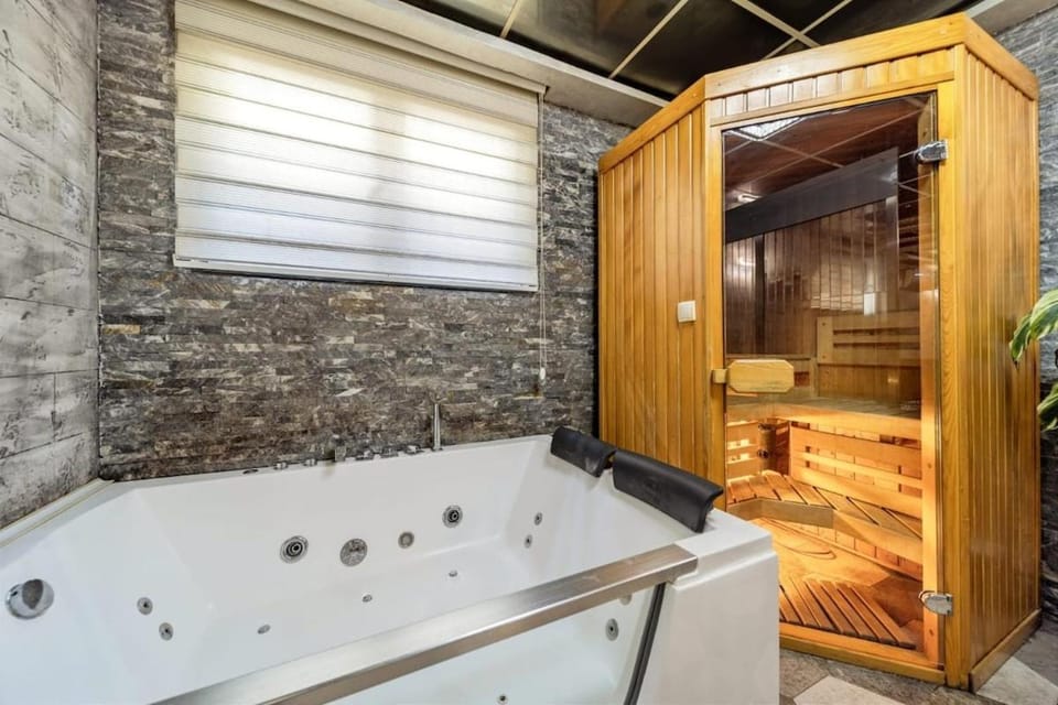 Shower, Hot Tub, Bathroom, Bath