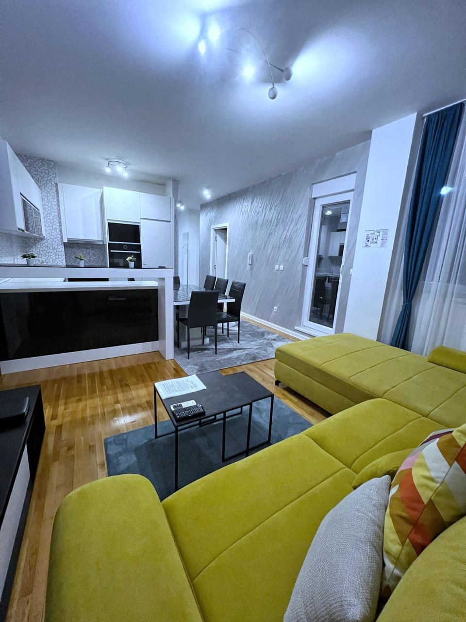 Kitchen or kitchenette, Living room, Seating area, Dining area, oven