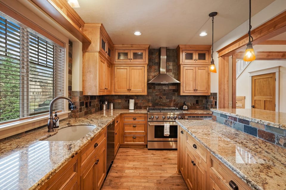 Amazing Steps to Downtown and River Gorgeous Newer AC 4222 House in Bend