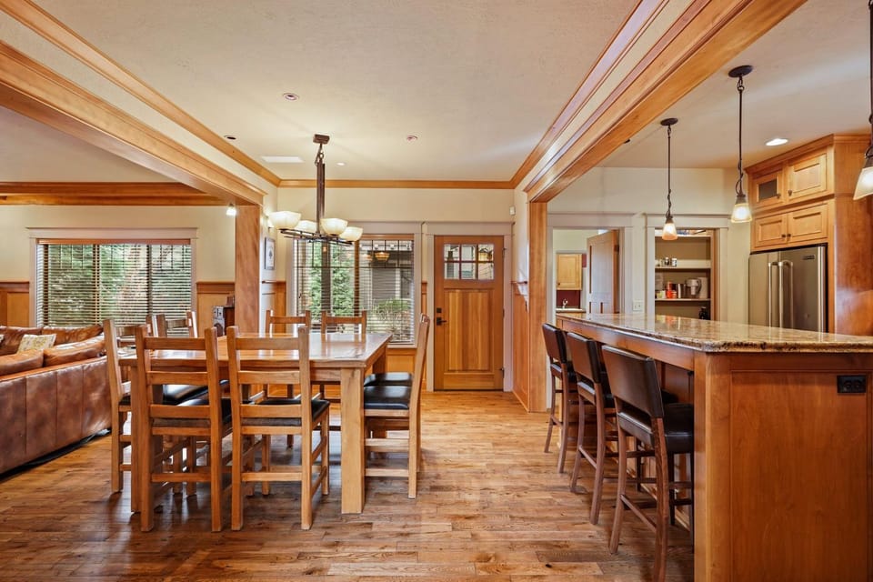 Amazing Steps to Downtown and River Gorgeous Newer AC 4222 House in Bend
