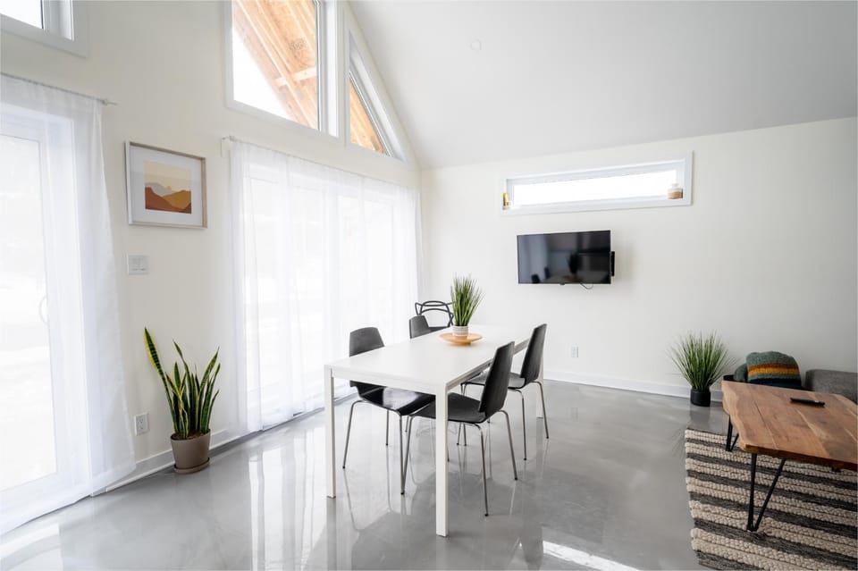 TV and multimedia, Seating area, Dining area