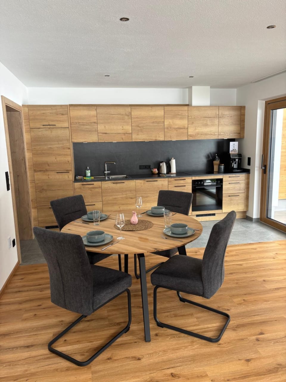Kitchen or kitchenette, Seating area, Dining area