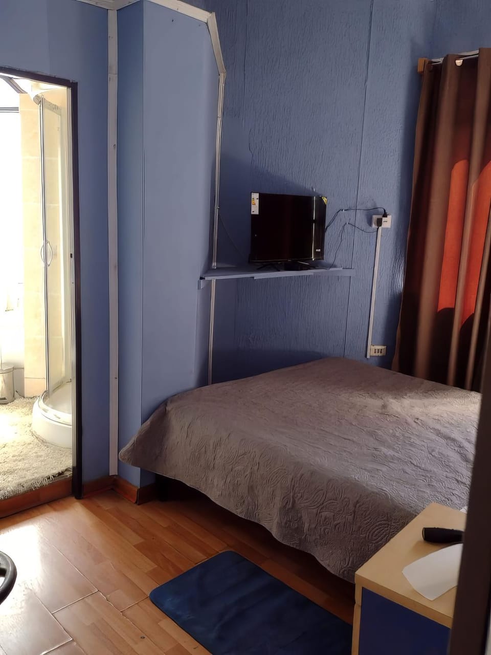 Shower, Bed, Bathroom, TV and multimedia