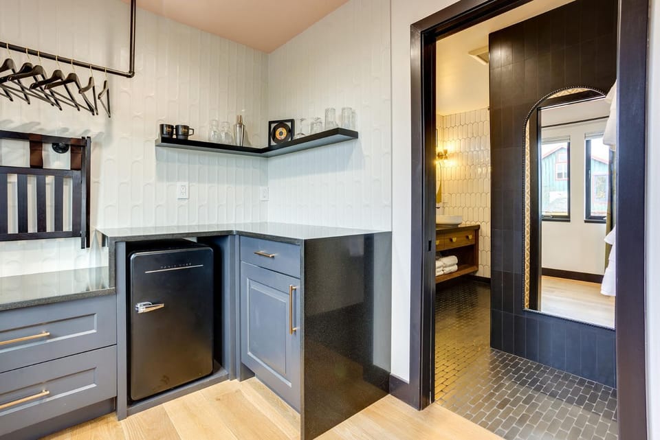 The Berry at The Louie Boutique Motel, Walk to Everything! Dog Friendly! Motel in Newport