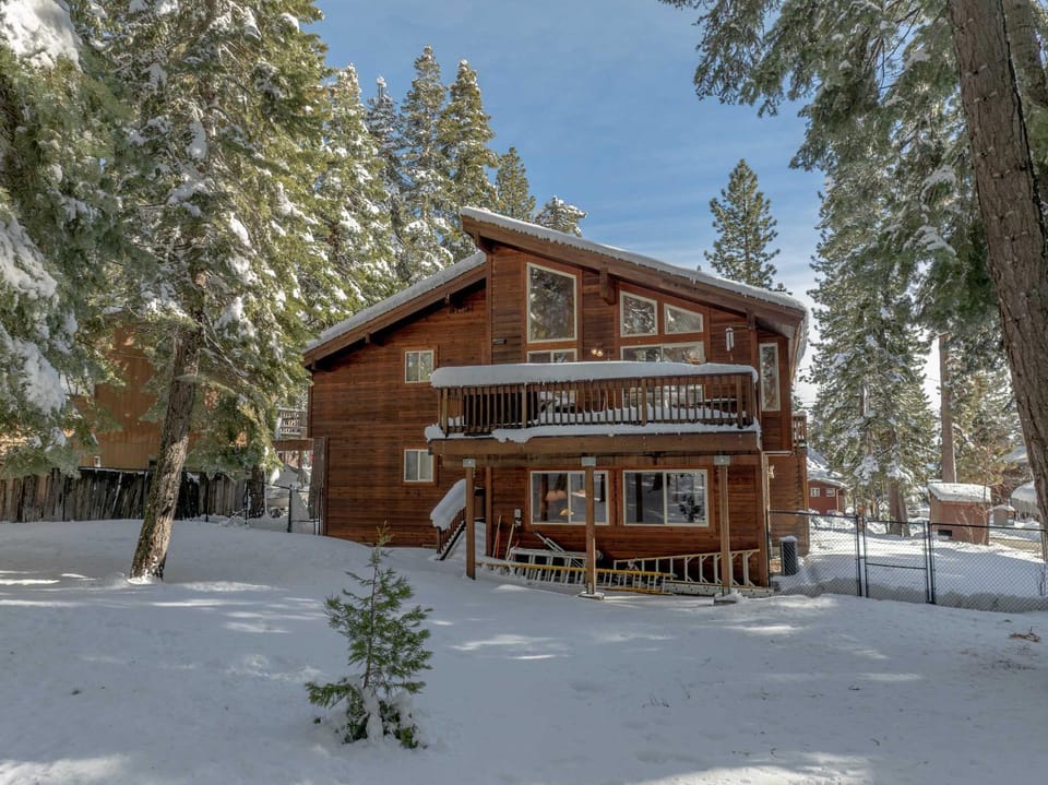 Handcrafted Tahoe Retreat Walk to Beach & Ski House in Dollar Point