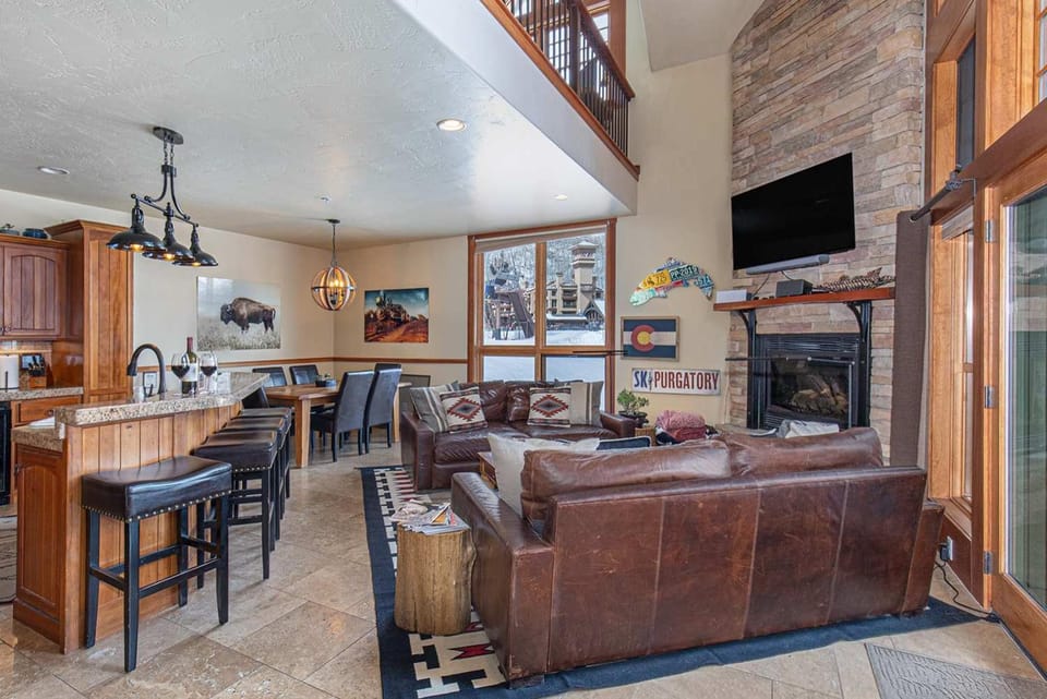TV and multimedia, Living room, Seating area, Evening entertainment, fireplace