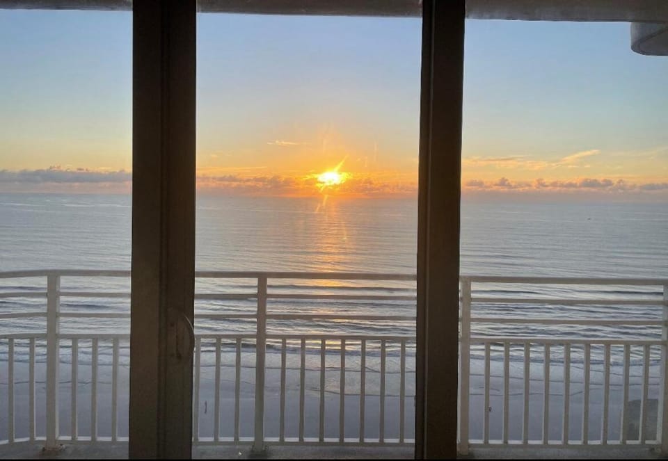 Almost Heaven at Ocean Walk Resort! Apartment in Florida