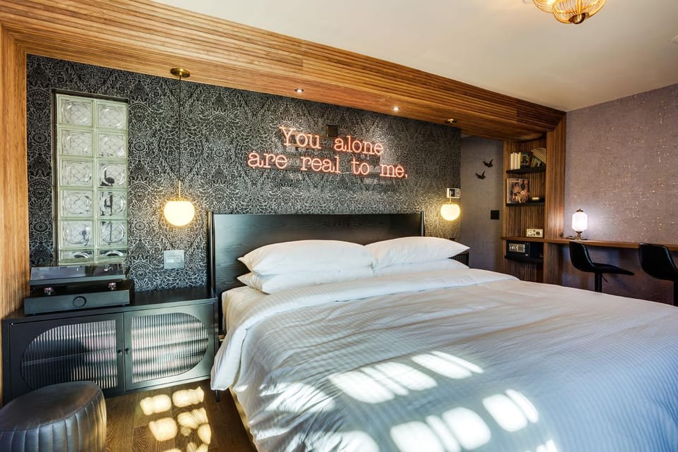 The Salome - ADA Friendly at The Louie Boutique Motel, Walk to Everything! Dog Friendly! Motel in Newport