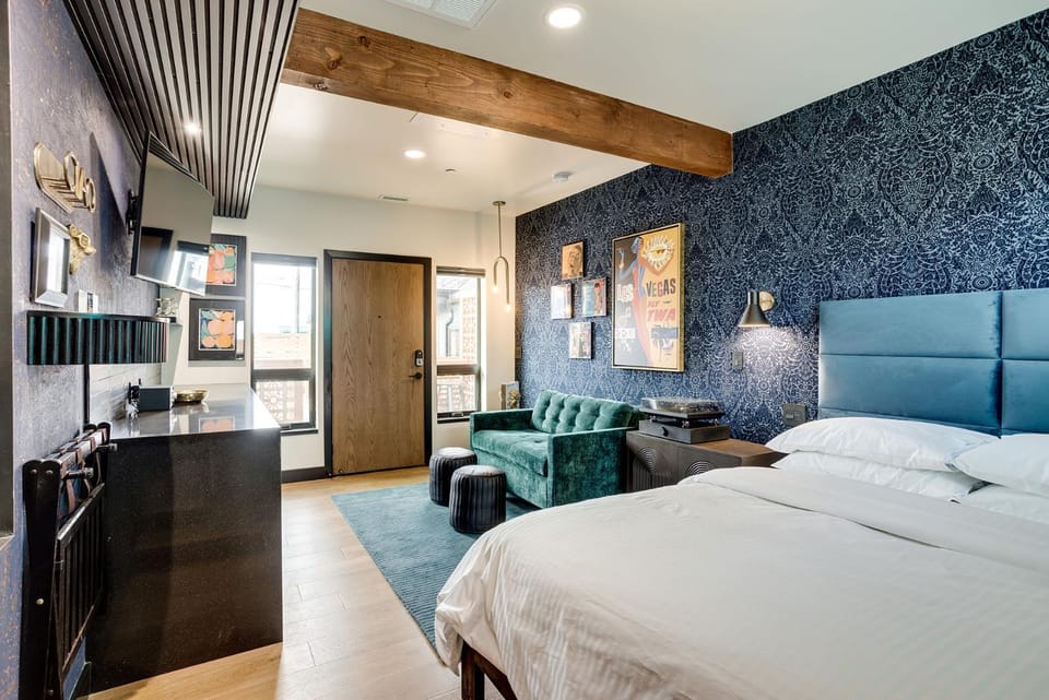The Prima at The Louie Boutique Motel, Walk to Everything! Dog Friendly! Motel in Newport