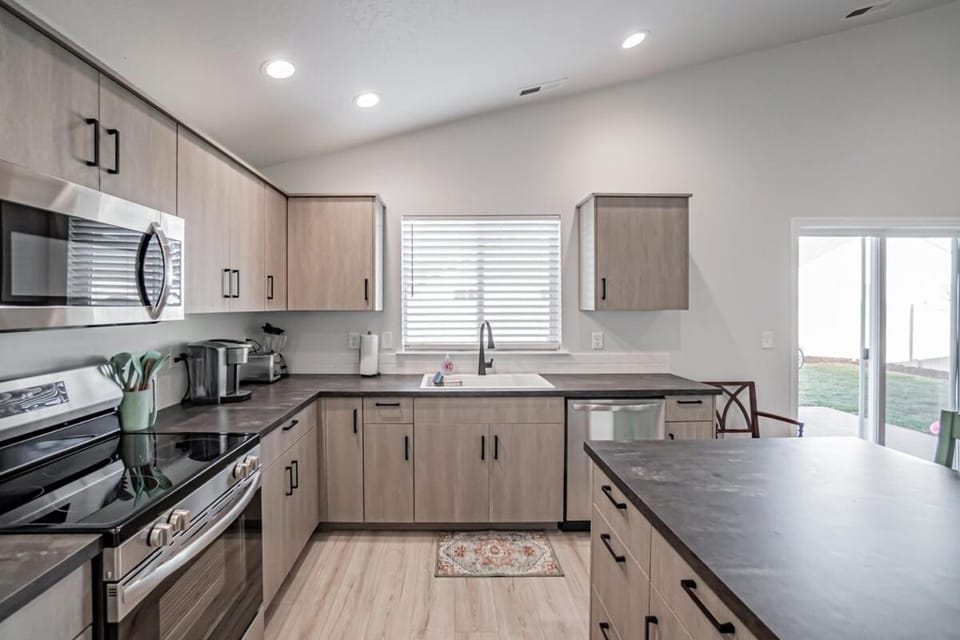 4-Bed Pet-Friendly Retreat - Grill & Playground! House in Caldwell