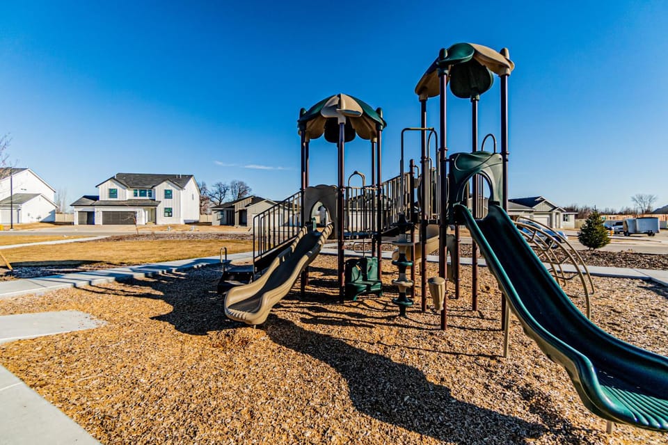 4-Bed Pet-Friendly Retreat - Grill & Playground! House in Caldwell