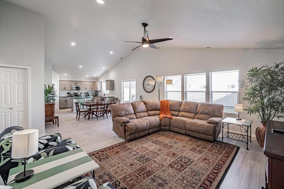 4-Bed Pet-Friendly Retreat - Grill & Playground! House in Caldwell