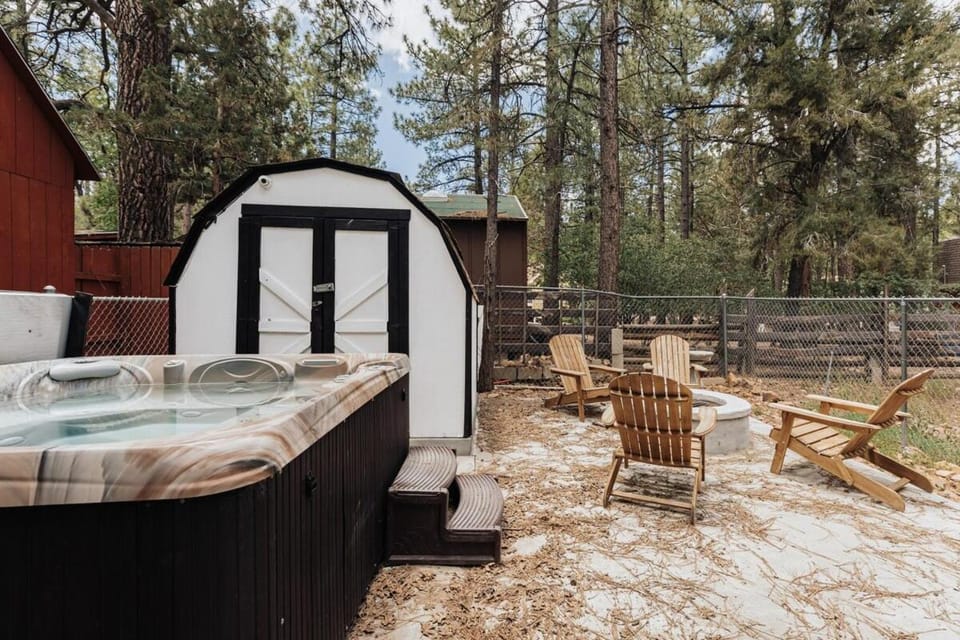 Patio, Spring, Day, Natural landscape, Hot Tub, Dining area, sunbed